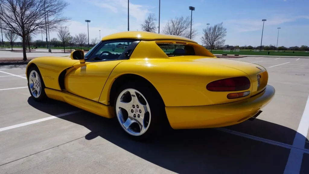 Sólo hay 178 Dodge Viper como este, que está esperando a que lo exprimas por un módico precio 8 Motor16 2000 Dodge Viper Yellow Mecum 17 Motor16