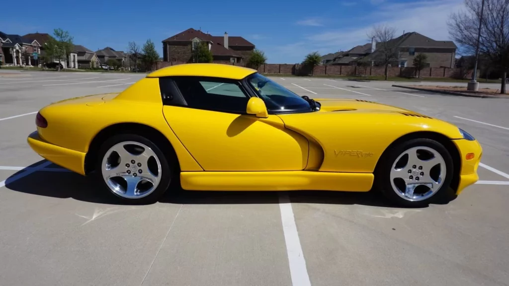 Sólo hay 178 Dodge Viper como este, que está esperando a que lo exprimas por un módico precio 6 Motor16 2000 Dodge Viper Yellow Mecum 18 Motor16