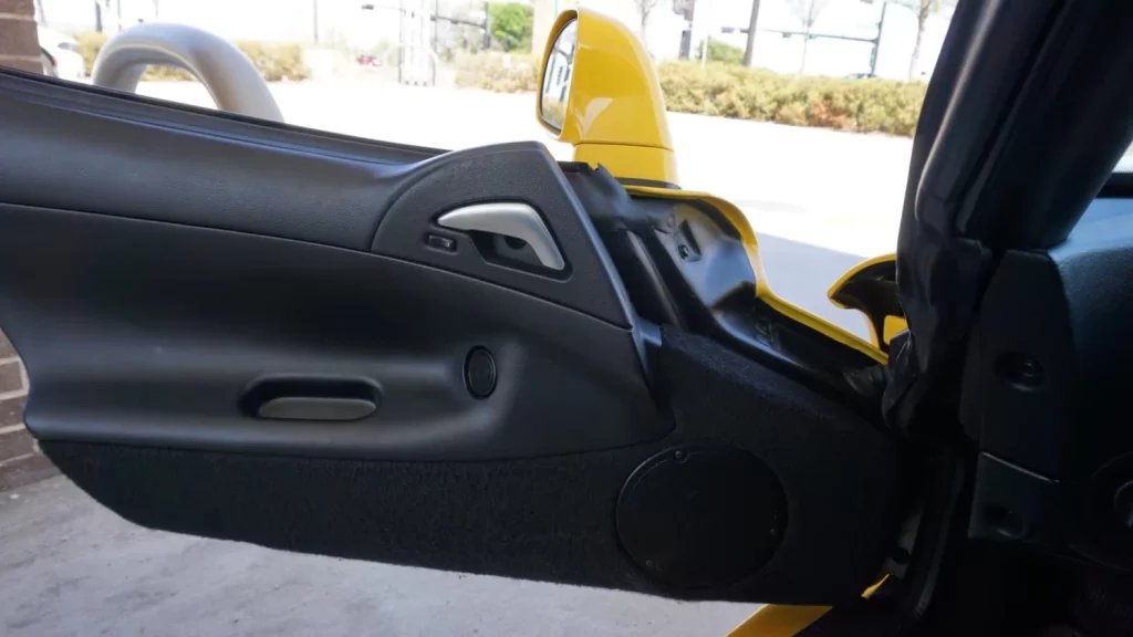 Sólo hay 178 Dodge Viper como este, que está esperando a que lo exprimas por un módico precio 22 Motor16 2000 Dodge Viper Yellow Mecum 19 Motor16