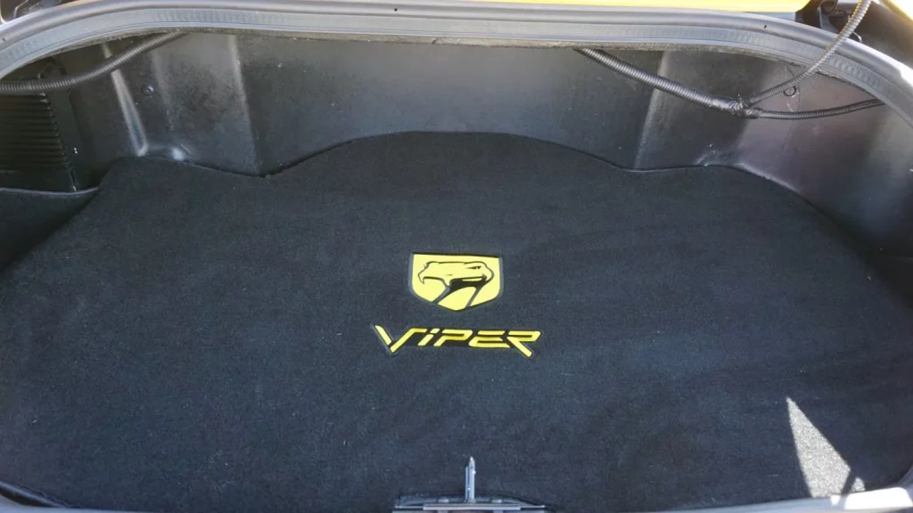 Sólo hay 178 Dodge Viper como este, que está esperando a que lo exprimas por un módico precio 23 Motor16 2000 Dodge Viper Yellow Mecum 2 Motor16