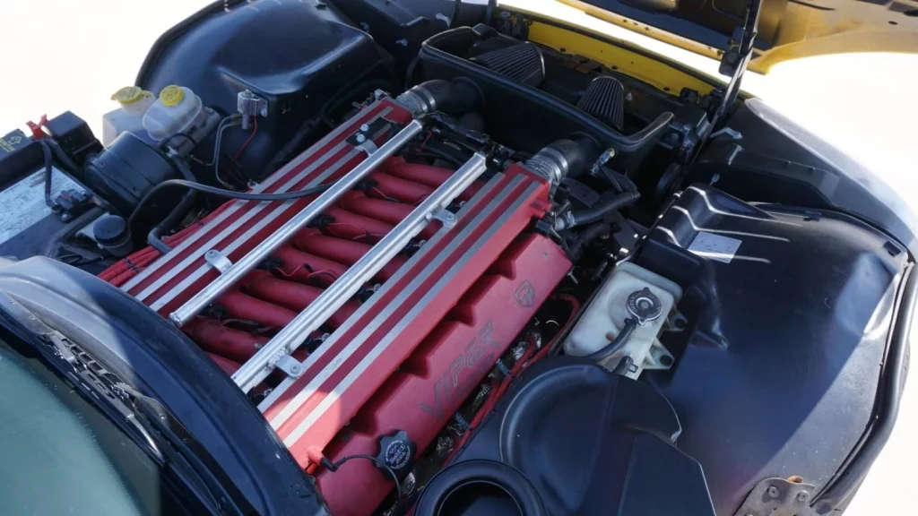 Sólo hay 178 Dodge Viper como este, que está esperando a que lo exprimas por un módico precio 25 Motor16 2000 Dodge Viper Yellow Mecum 21 Motor16