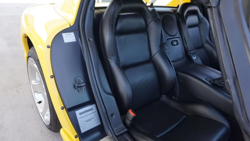 Sólo hay 178 Dodge Viper como este, que está esperando a que lo exprimas por un módico precio 19 Motor16 2000 Dodge Viper Yellow Mecum 23 Motor16