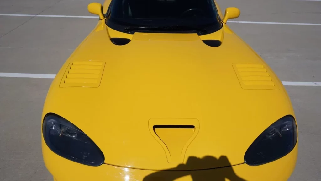 Sólo hay 178 Dodge Viper como este, que está esperando a que lo exprimas por un módico precio 9 Motor16 2000 Dodge Viper Yellow Mecum 24 Motor16