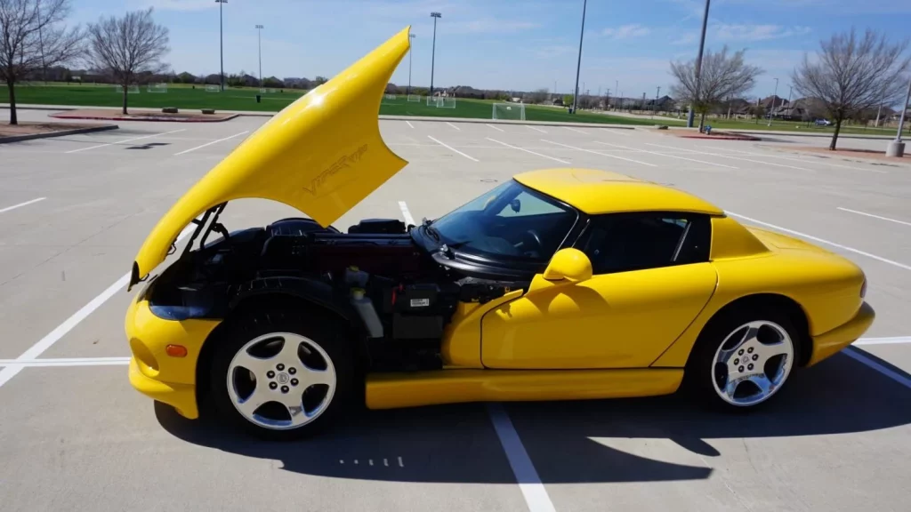 Sólo hay 178 Dodge Viper como este, que está esperando a que lo exprimas por un módico precio 24 Motor16 2000 Dodge Viper Yellow Mecum 25 Motor16