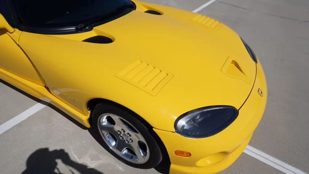 Sólo hay 178 Dodge Viper como este, que está esperando a que lo exprimas por un módico precio 11 Motor16 2000 Dodge Viper Yellow Mecum 4 Motor16