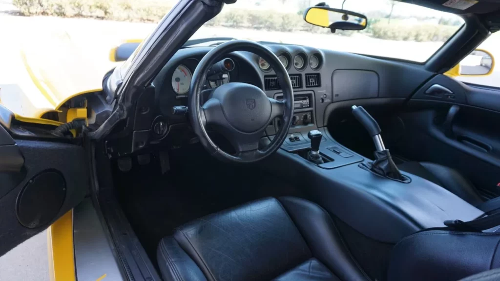 Sólo hay 178 Dodge Viper como este, que está esperando a que lo exprimas por un módico precio 2 Motor16 2002 Dodge Viper Yellow. Mecum. Imagen interior.