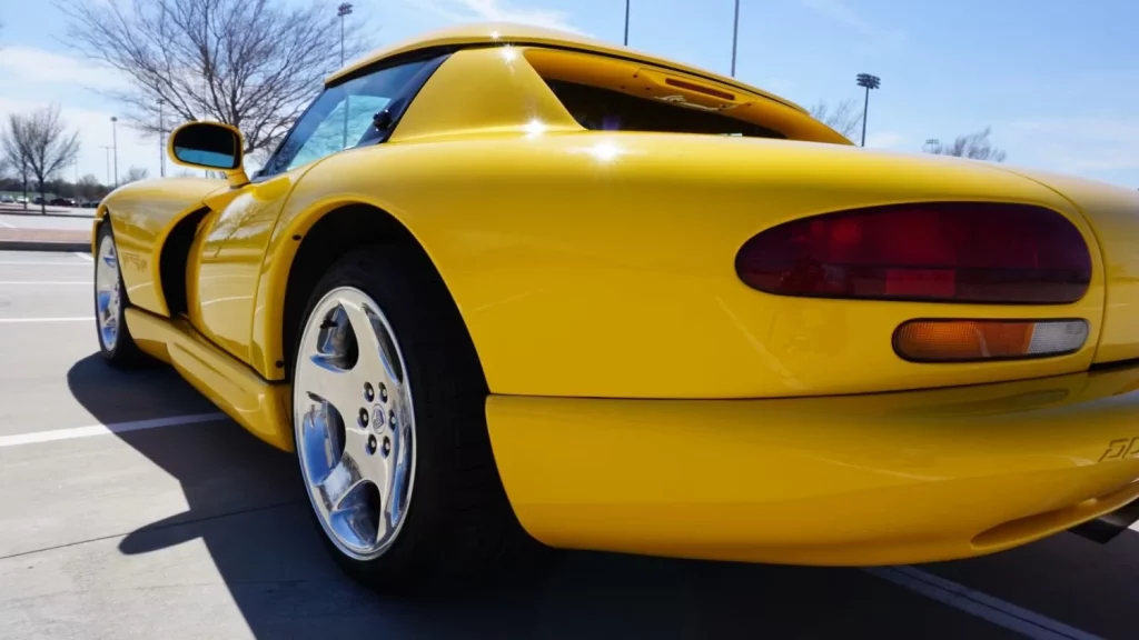 Sólo hay 178 Dodge Viper como este, que está esperando a que lo exprimas por un módico precio 14 Motor16 2000 Dodge Viper Yellow Mecum 7 Motor16