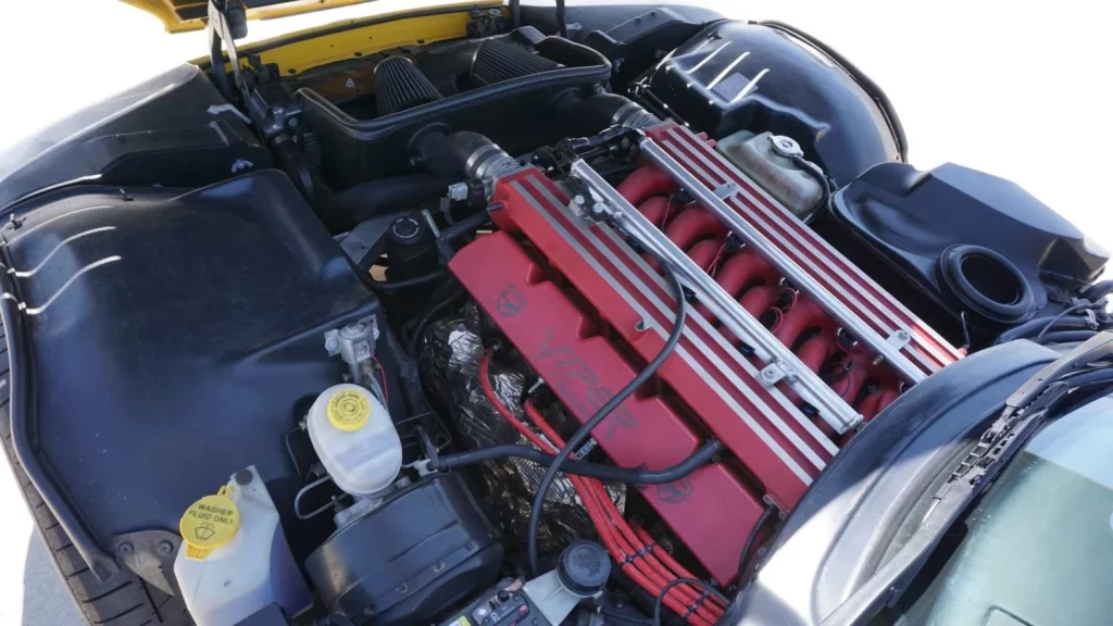 Sólo hay 178 Dodge Viper como este, que está esperando a que lo exprimas por un módico precio 1 Motor16 2002 Dodge Viper Yellow. Mecum. Imagen motor.