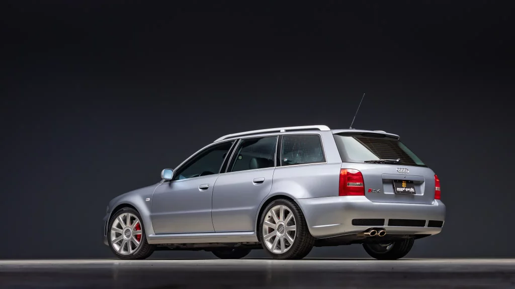 El Audi RS4 Avant que desata la locura y se vende a precio de Audi RS6 Avant GT 1 Motor16 2001 Audi RS4 Avant. BaT. Imagen trasera.