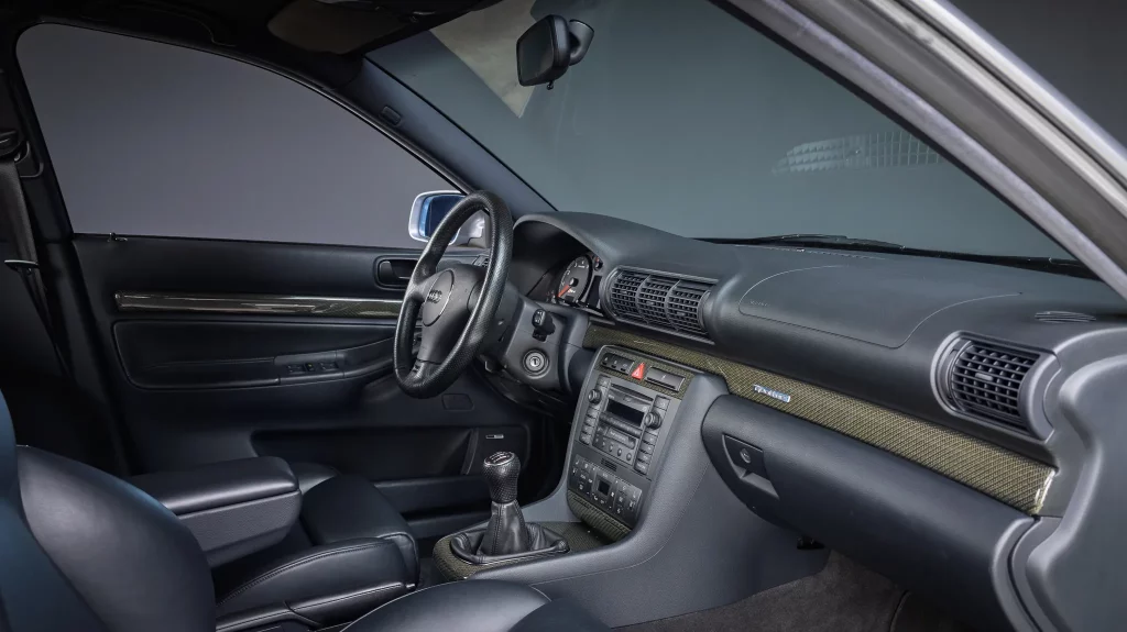 El Audi RS4 Avant que desata la locura y se vende a precio de Audi RS6 Avant GT 3 Motor16 2001 Audi RS4 Avant. BaT. Imagen interior.