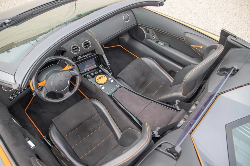El detalle que encierra este Lamborghini Murciélago para haber costado lo que un Revuelto 2 Motor16 2010 Lamborghini Murciélago LP650-4 Roadster. BaT. Imagen interior.