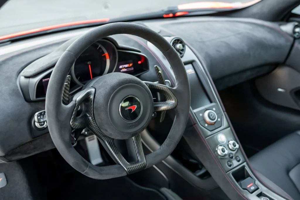 Cuando pintar tu Mclaren 675LT como un paquete de tabaco cuesta una fortuna y no es una buena idea 26 Motor16 2016 McLaren 675LT Marlboro BaT 10 Motor16