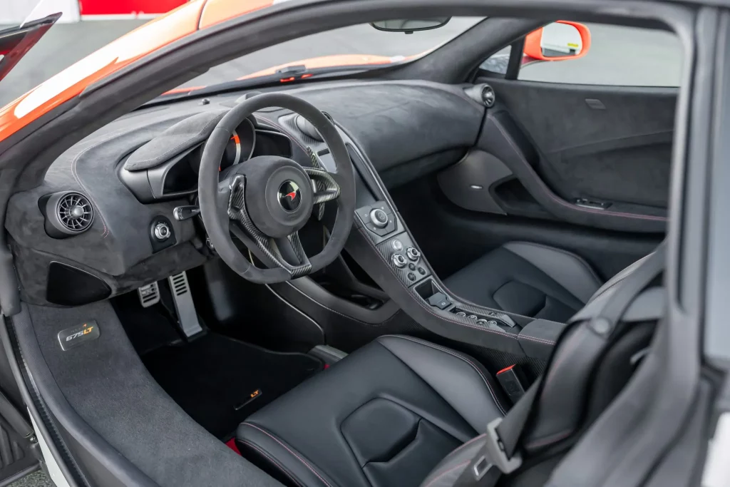 Cuando pintar tu Mclaren 675LT como un paquete de tabaco cuesta una fortuna y no es una buena idea 2 Motor16 2016 McLaren 675LT Marlboro. BaT. Imagen interior.