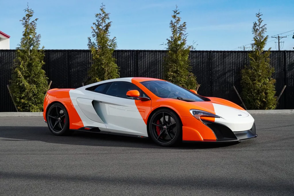 Cuando pintar tu Mclaren 675LT como un paquete de tabaco cuesta una fortuna y no es una buena idea 1 Motor16 2016 McLaren 675LT Marlboro. BaT. Imagen delantera.