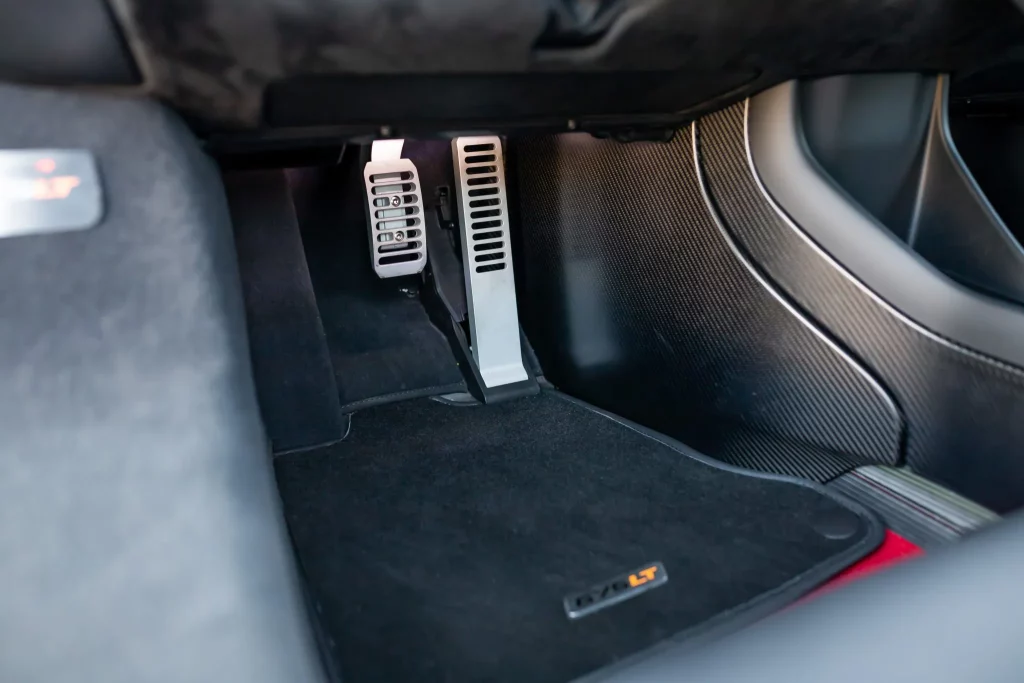 Cuando pintar tu Mclaren 675LT como un paquete de tabaco cuesta una fortuna y no es una buena idea 32 Motor16 2016 McLaren 675LT Marlboro BaT 9 Motor16