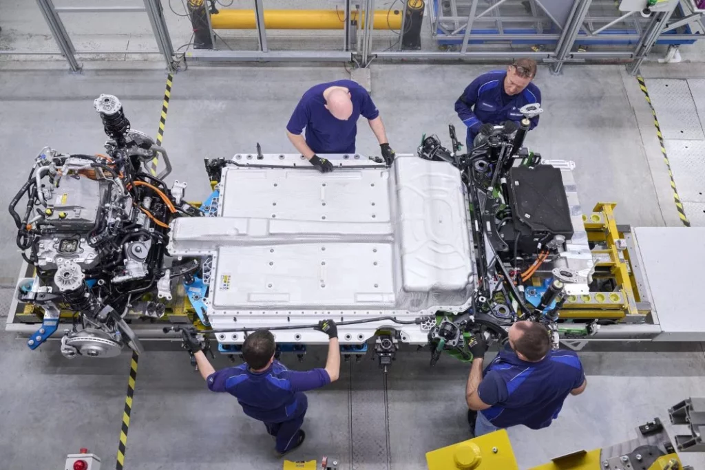 2025 BMW 3 millones electrificados. Imagen batería.