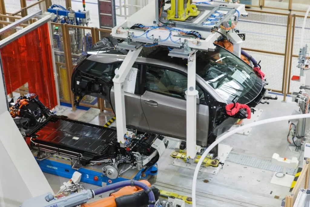 2025 BMW electrificacion 2 Motor16
