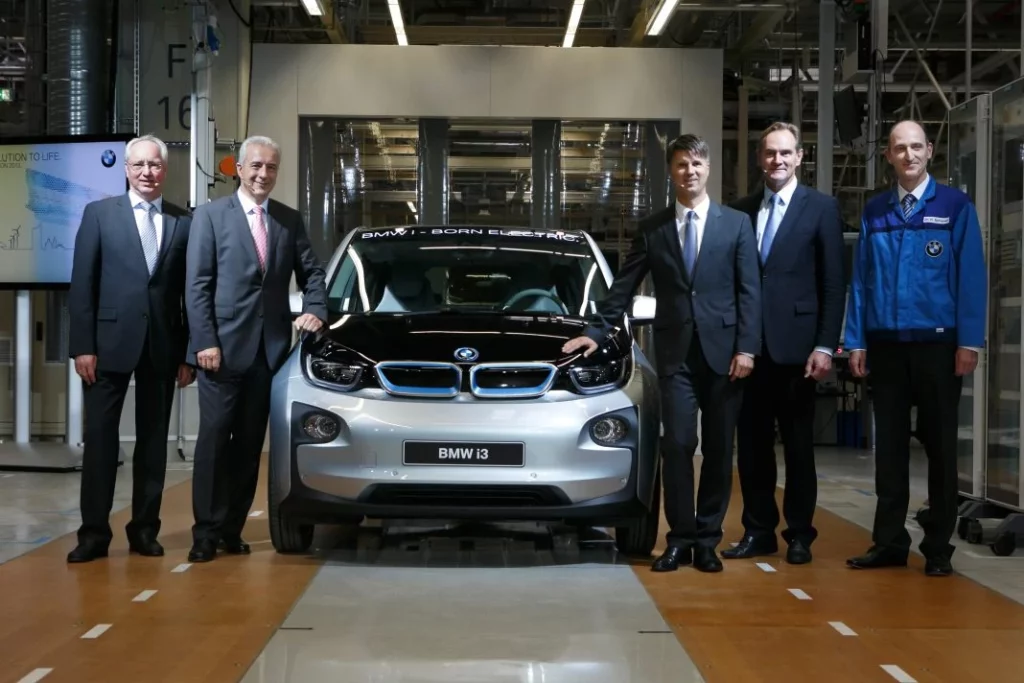 2025 BMW 3 millones electrificados. Imagen i3.