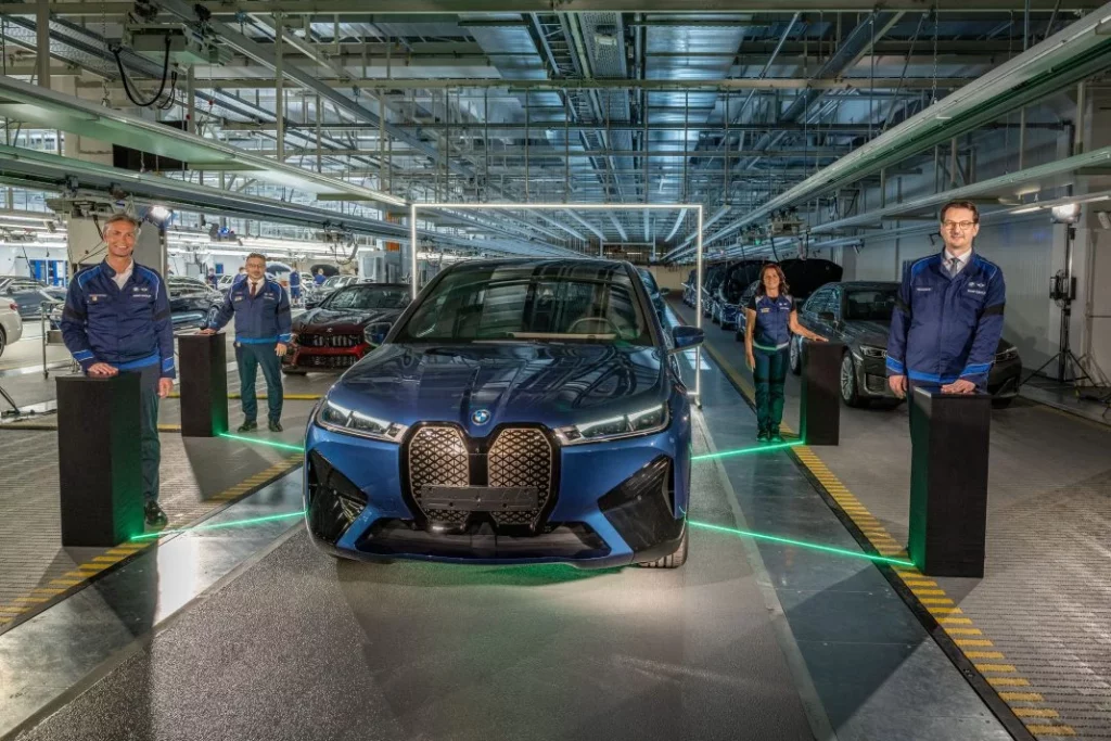 2025 BMW 3 millones electrificados. Imagen iX.