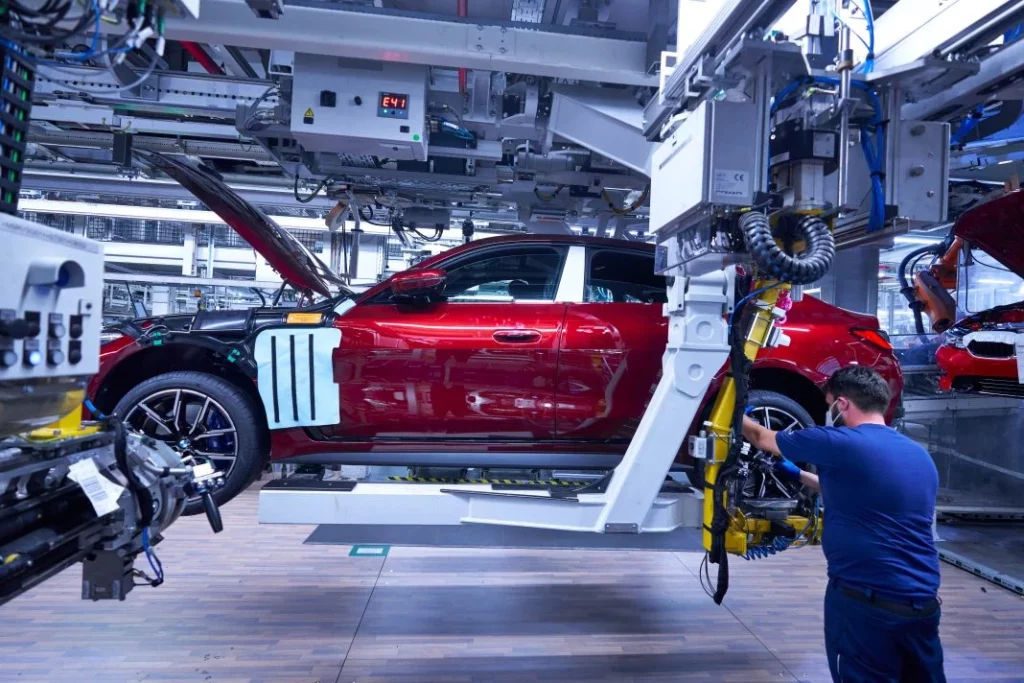 2025 BMW electrificacion 8 Motor16