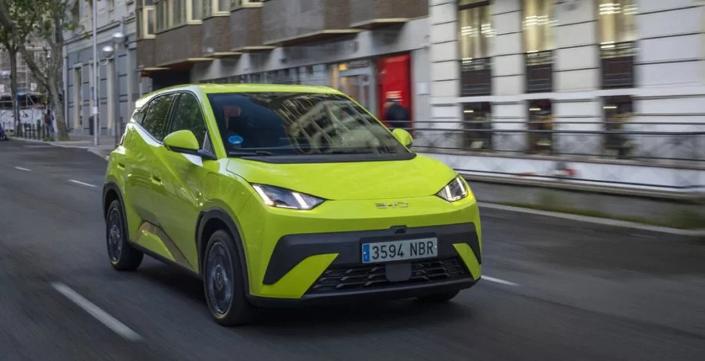 Acaba de llegar y el BYD Dolphin Surf ya tiene 7 dígitos en solo 27 meses 4 Motor16 2025 BYD Dolphin Surf. Al Volante. Imagen portada.