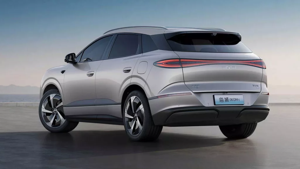 2025 BYD Sealion 6. China. Imagen trasera.