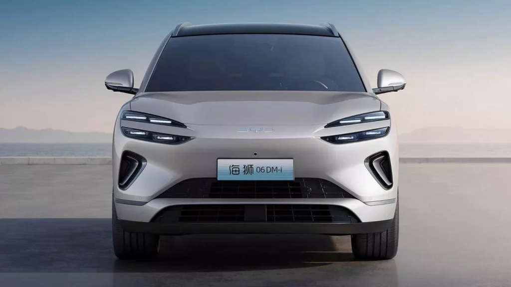 2025 BYD Sealion 6. China. Imagen frontal.