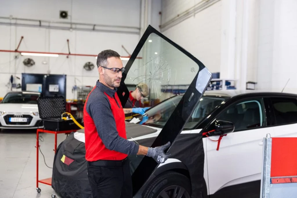 El sitio donde acaban todos los parabrisas que Carglass cambia 3 Motor16 2025 Carglass luna coche cristal 1 Motor16