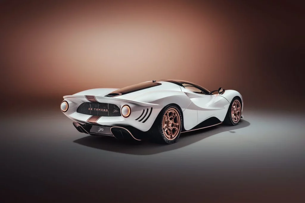2025 De Tomaso P72. DT001. Imagen trasera.