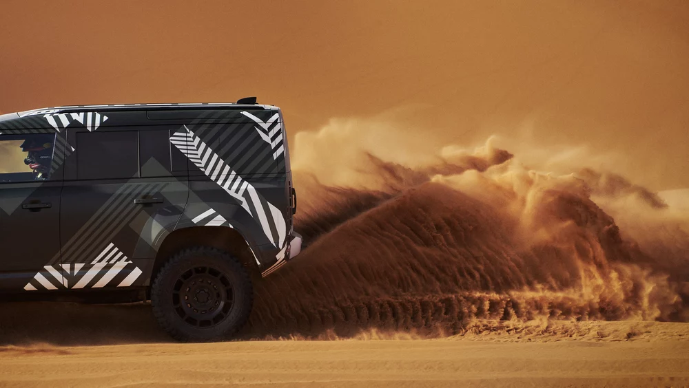 Sara Price: La piloto que llevará a Defender a la victoria en el Rally Dakar 2026 2 Motor16 2025 Defender. Sara Price. Dakar 2026. Imagen detalle.