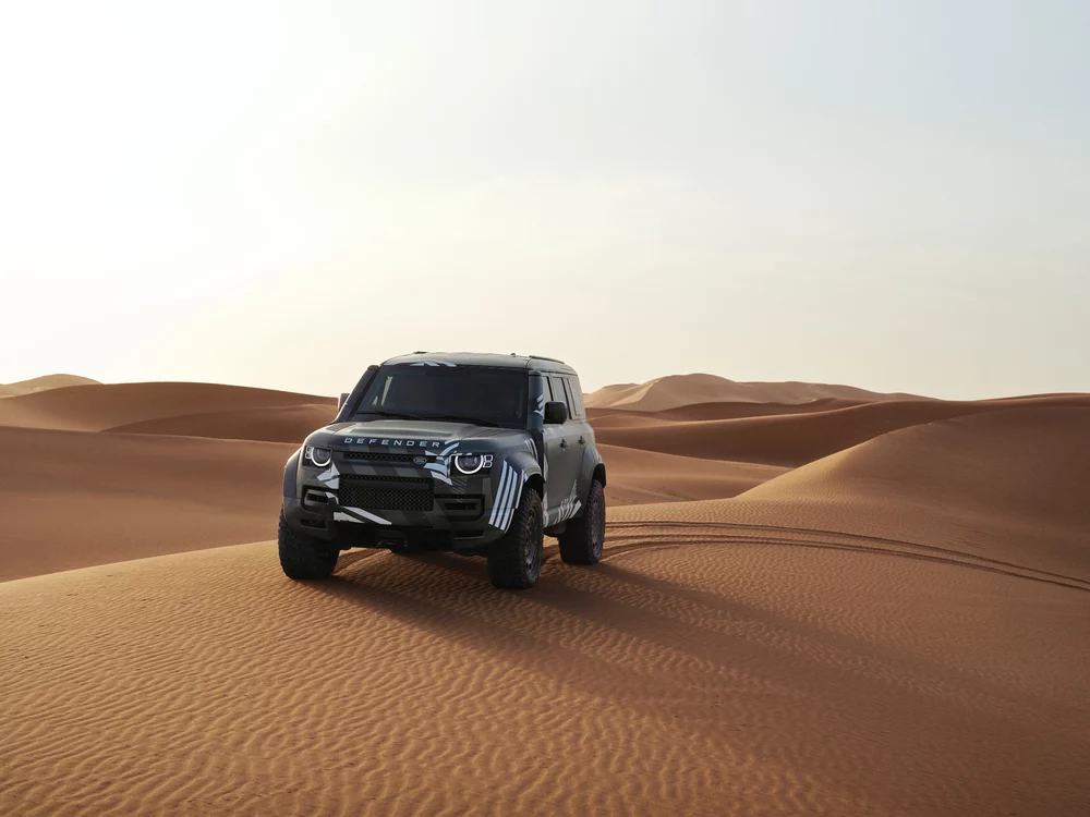 Sara Price: La piloto que llevará a Defender a la victoria en el Rally Dakar 2026 1 Motor16 2025 Defender. Sara Price. Dakar 2026. Imagen.