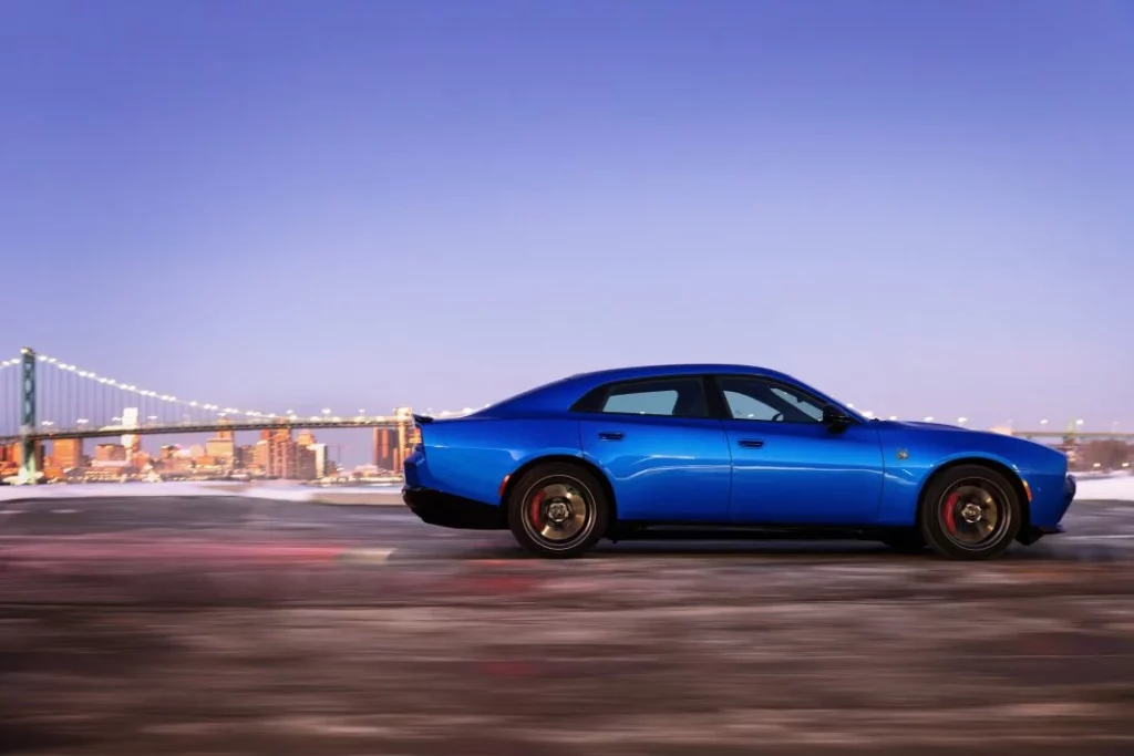 2025 Dodge Charger Daytona Sedán. Imagen barrido.