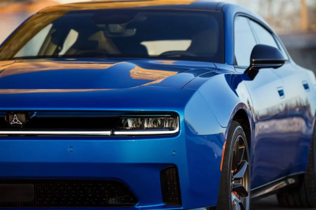 2025 Dodge Charger Daytona 4 puertas 11 Motor16