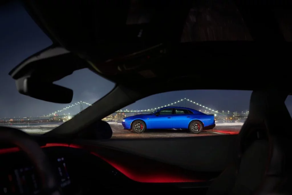 2025 Dodge Charger Daytona 4 puertas 13 Motor16