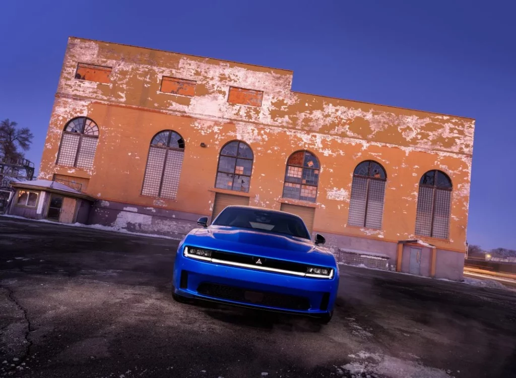 2025 Dodge Charger Daytona 4 puertas 18 Motor16