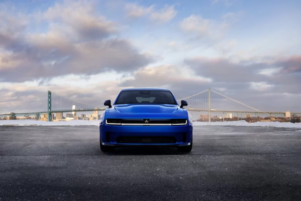 2025 Dodge Charger Daytona 4 puertas 19 Motor16
