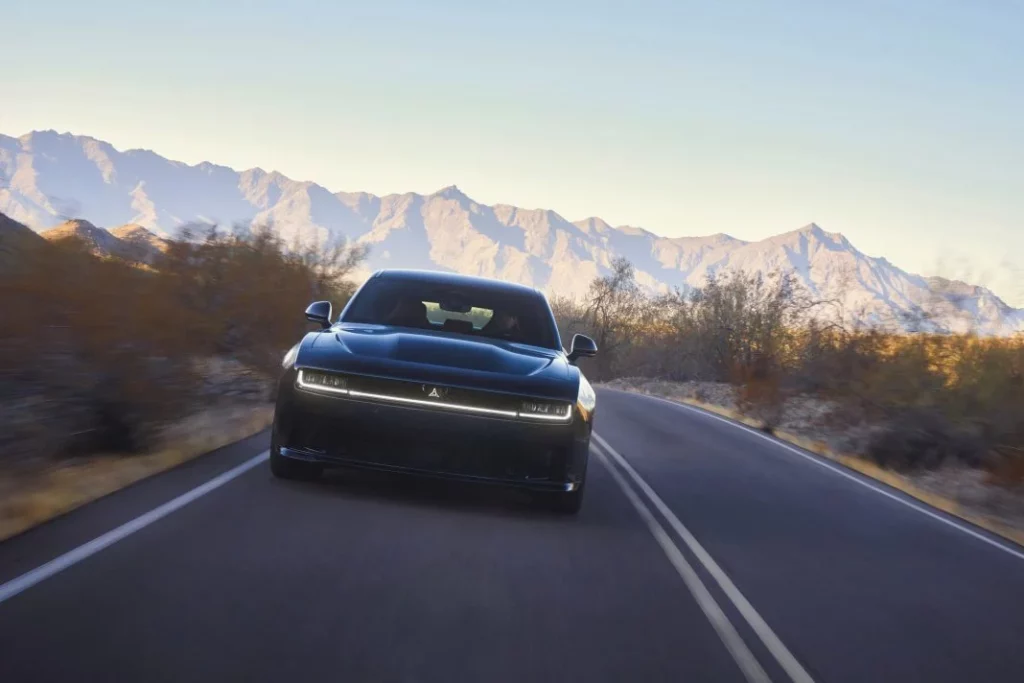 2025 Dodge Charger Daytona 4 puertas 20 Motor16