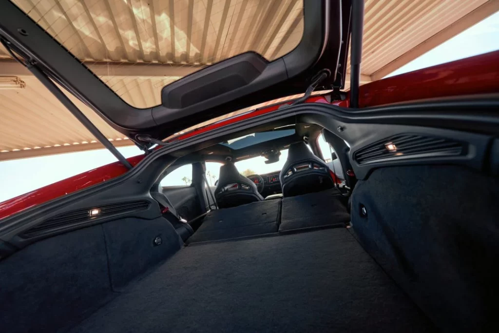 2025 Dodge Charger Daytona 4 puertas 21 Motor16