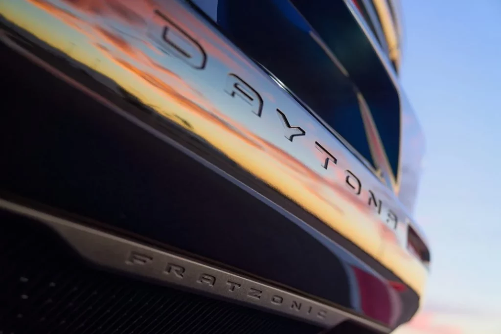 2025 Dodge Charger Daytona 4 puertas 25 Motor16
