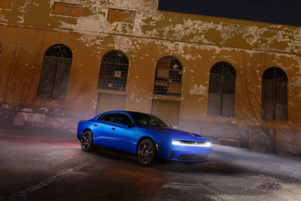 2025 Dodge Charger Daytona 4 puertas 3 Motor16