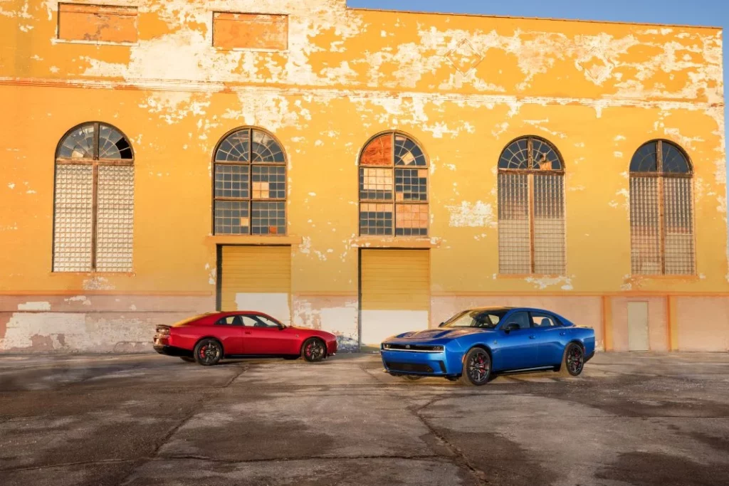 2025 Dodge Charger Daytona 4 puertas 4 Motor16