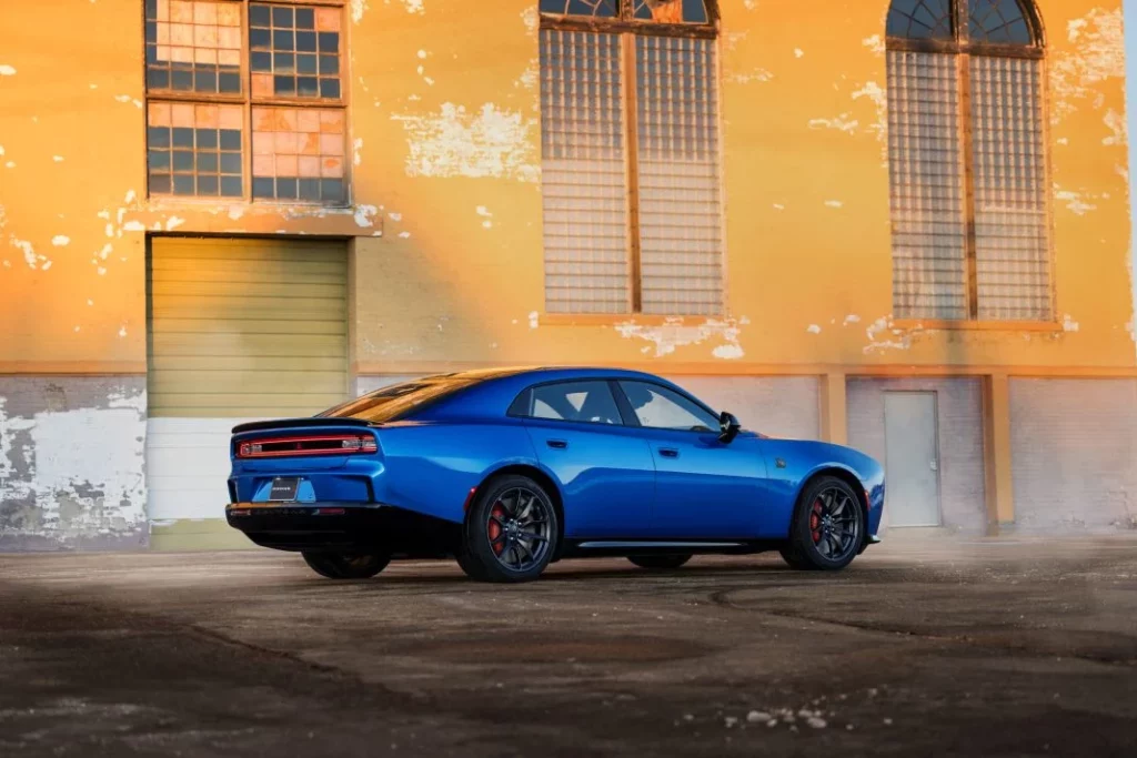 2025 Dodge Charger Daytona 4 puertas 6 Motor16