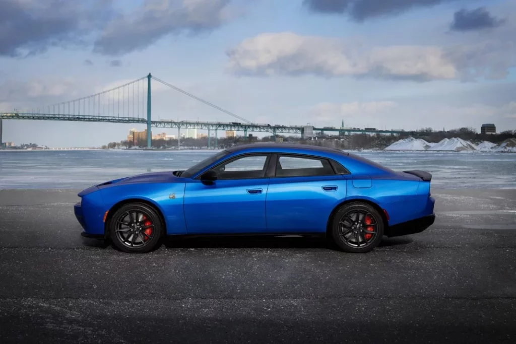 2025 Dodge Charger Daytona 4 puertas 7 Motor16