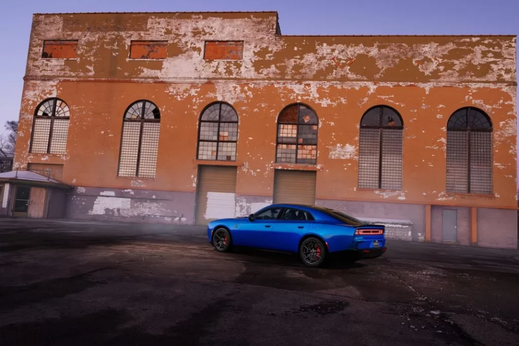2025 Dodge Charger Daytona 4 puertas 8 Motor16
