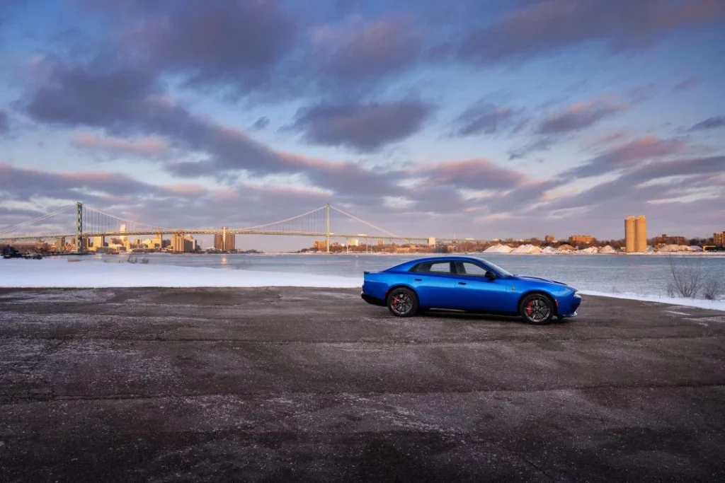 2025 Dodge Charger Daytona 4 puertas 9 Motor16