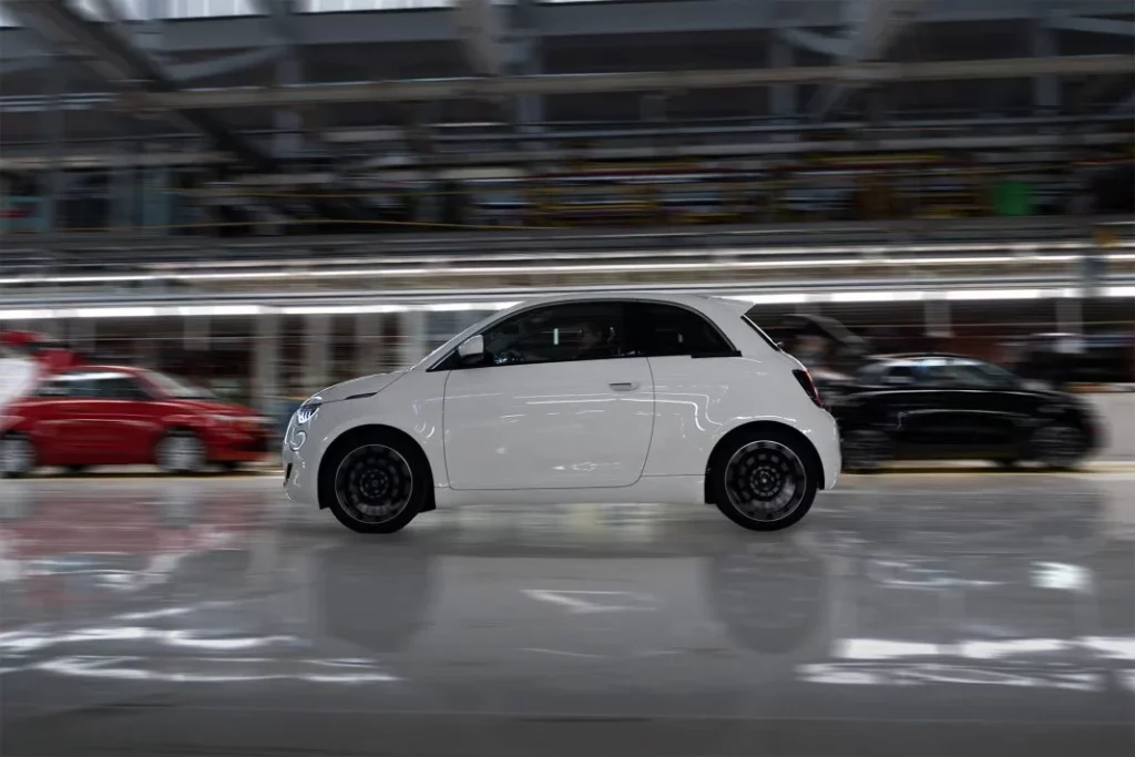 Las primeras unidades del Fiat 500 Hybrid ya salen de la mítica planta de Mirafiori en Turín 6 Motor16 2025 Fiat 500 Hybrid Mirafiori 2 Motor16