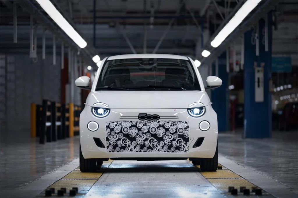 Las primeras unidades del Fiat 500 Hybrid ya salen de la mítica planta de Mirafiori en Turín 1 Motor16 2025 Fiat 500 Hybrid. Mirafiori. Imagen delantera.