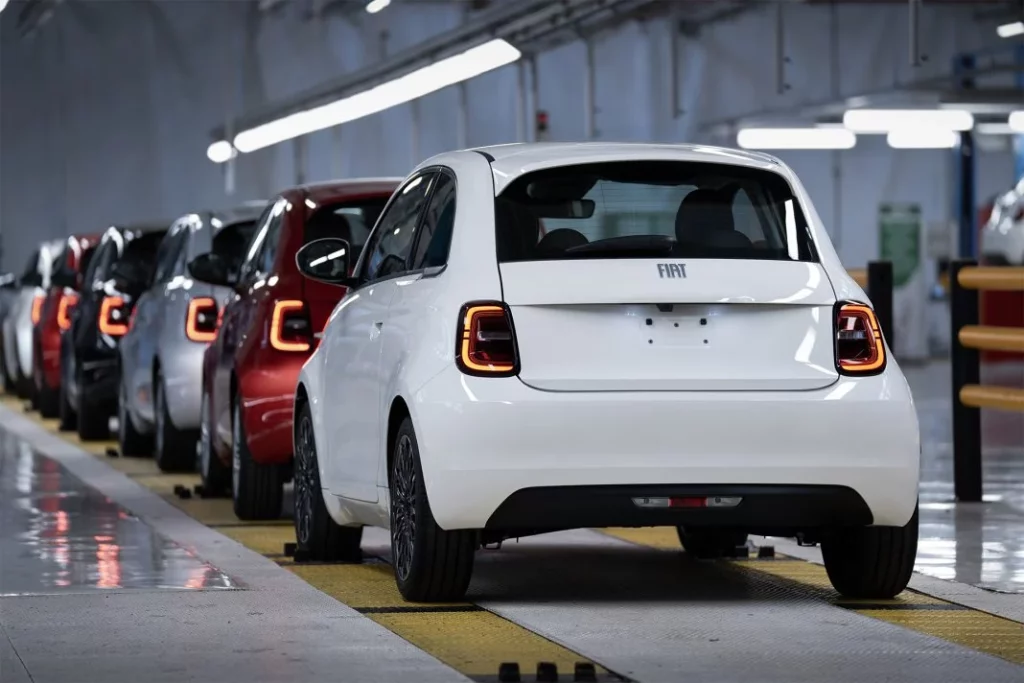 Las primeras unidades del Fiat 500 Hybrid ya salen de la mítica planta de Mirafiori en Turín 3 Motor16 2025 Fiat 500 Hybrid. Mirafiori. Imagen trasera.