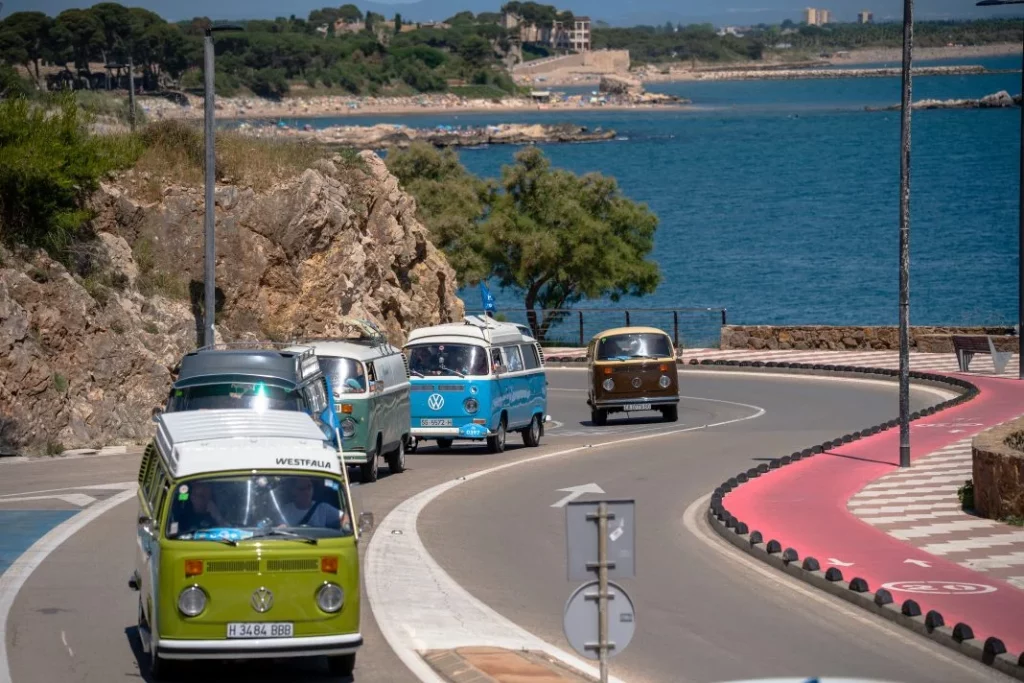La 21 edición de la FurgoVolkswagen rinde homenaje a los 75 años del Bulli 3 Motor16 2025 FurgoVolkswagen. Imagen carretera.