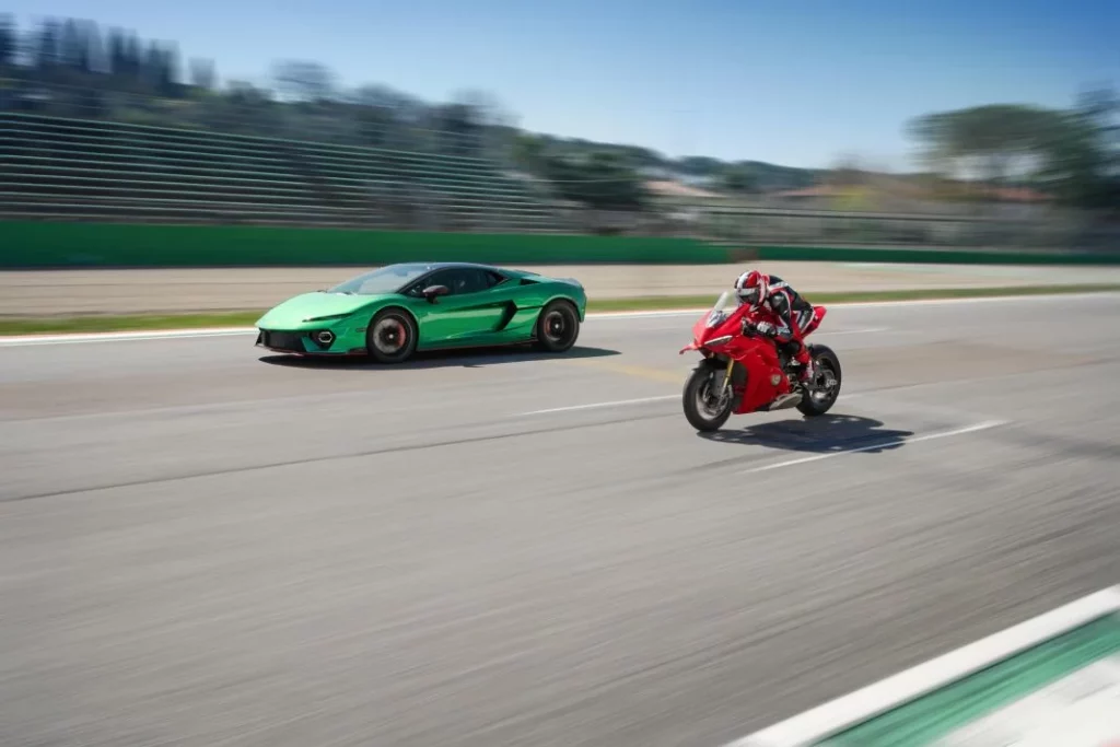 El Lamborghini Temerario se enfrenta a su 'alter ego' de dos ruedas: la Ducati Panigale V4 6 Motor16 2025 Lamborghini Temerario Ducati Panigale 1 Motor16